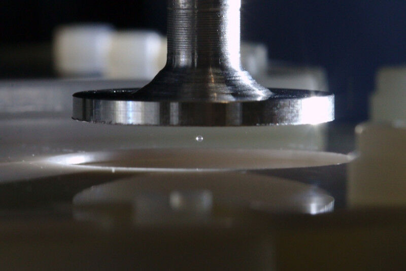 Materialwissenschaft - Schwebende Materie durch Schall. Versuchsaufbau mit einem akustisch schwebenden Quarzkorn. © Thomas Zauner/ISTA Materialwissenschaft